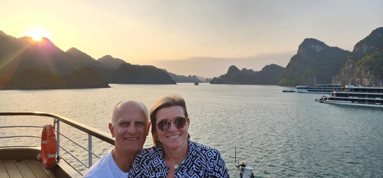 Pôr do sol em Ha Long Bay, Vietnã