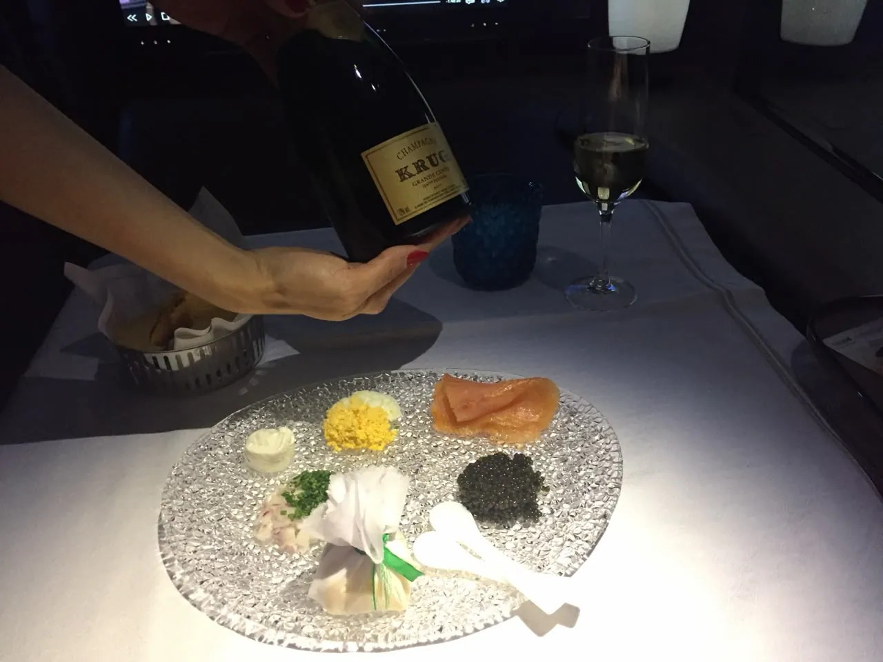 Serviço de bordo com champagne e caviar na Primeira Classe