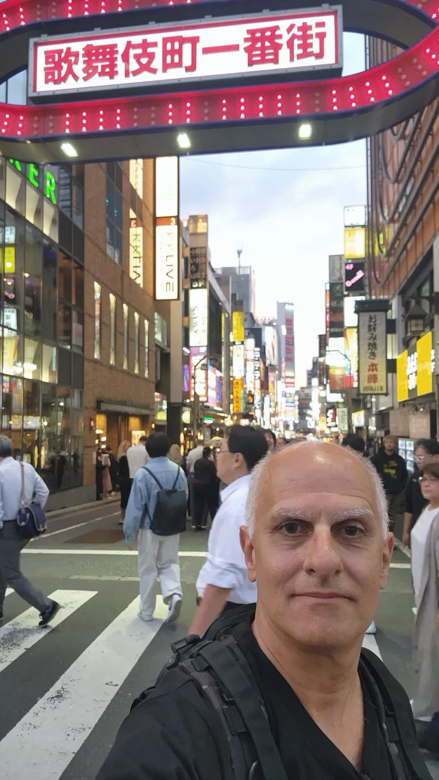Rua iluminada de Kabukicho, em Tóquio, Japão